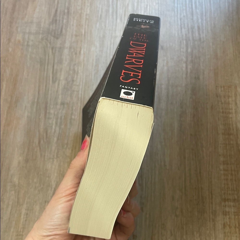 The Fate of the Dwarves by Markus Heitz - Dark Red & Black Cover - Picture 4 of 5